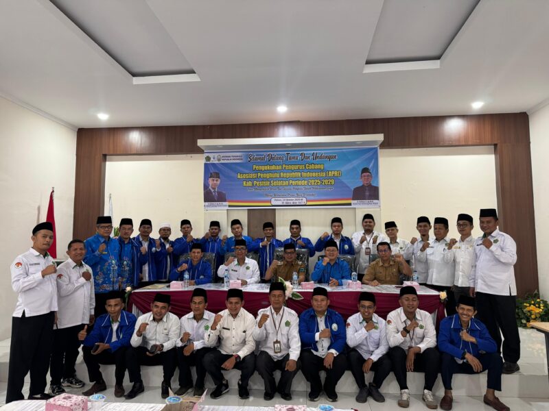 Wakil Bupati Pesisir Selatan Risnaldi Ibrahim saat foto bersama dengan pengurus APRI Cabang Pesisir Selatan 