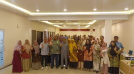 Wakil Bupati Pesisir Selatan saat foto bersama dalam acara Pelatihan Manajemen dan Penanganan Kasus Terhadap Anak