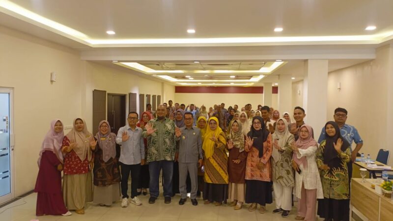 Wakil Bupati Pesisir Selatan saat foto bersama dalam acara Pelatihan Manajemen dan Penanganan Kasus Terhadap Anak