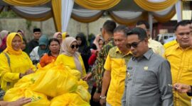 Wakil Bupati Pesisir Selatan saat meninjau lapak bazar sembako murah yang digelar oleh DPD Partai Golkar Pesisir Selatan di depan Kantor Partai Golkar setempat 
