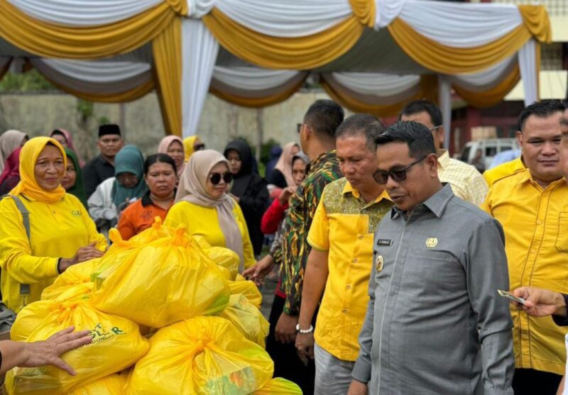 Wakil Bupati Pesisir Selatan saat meninjau lapak bazar sembako murah yang digelar oleh DPD Partai Golkar Pesisir Selatan di depan Kantor Partai Golkar setempat 