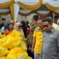 Wakil Bupati Pesisir Selatan saat meninjau lapak bazar sembako murah yang digelar oleh DPD Partai Golkar Pesisir Selatan di depan Kantor Partai Golkar setempat 