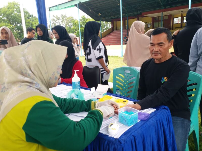Petugas medis Dinas Kesehatan Kabupaten Pesisir Selatan memeriksa darah peserta tes kebugaran jasmani di GOR H. Ilyas Yakub Painan, Kamis (16/10/2025)