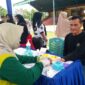 Petugas medis Dinas Kesehatan Kabupaten Pesisir Selatan memeriksa darah peserta tes kebugaran jasmani di GOR H. Ilyas Yakub Painan, Kamis (16/10/2025)