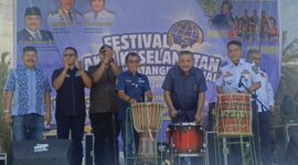 Anggota DPRD Provinsi Sumatera Barat Zarfi Deson saat membuka Festival Aksi Keselamatan Lalu Lintas dan Angkutan Jalan di Lapangan Bola Kaki Padang Rumbiah, Nagari Kambang Barat.