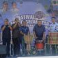 Anggota DPRD Provinsi Sumatera Barat Zarfi Deson saat membuka Festival Aksi Keselamatan Lalu Lintas dan Angkutan Jalan di Lapangan Bola Kaki Padang Rumbiah, Nagari Kambang Barat.