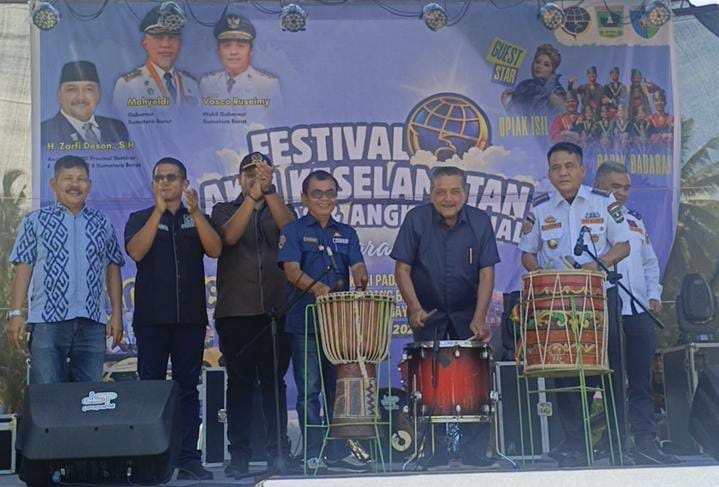 Anggota DPRD Provinsi Sumatera Barat Zarfi Deson saat membuka Festival Aksi Keselamatan Lalu Lintas dan Angkutan Jalan di Lapangan Bola Kaki Padang Rumbiah, Nagari Kambang Barat.