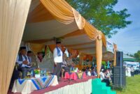 Wakil Bupati Pesisir Selatan Risnaldi Ibrahim saat menjadi Inspektur Upacara peringatan Hari Santri Nasional 2025 di Lapangan Telaga Harapan, Nagari Kambang Barat, Kecamatan Lengayang.