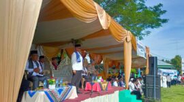 Wakil Bupati Pesisir Selatan Risnaldi Ibrahim saat menjadi Inspektur Upacara peringatan Hari Santri Nasional 2025 di Lapangan Telaga Harapan, Nagari Kambang Barat, Kecamatan Lengayang.