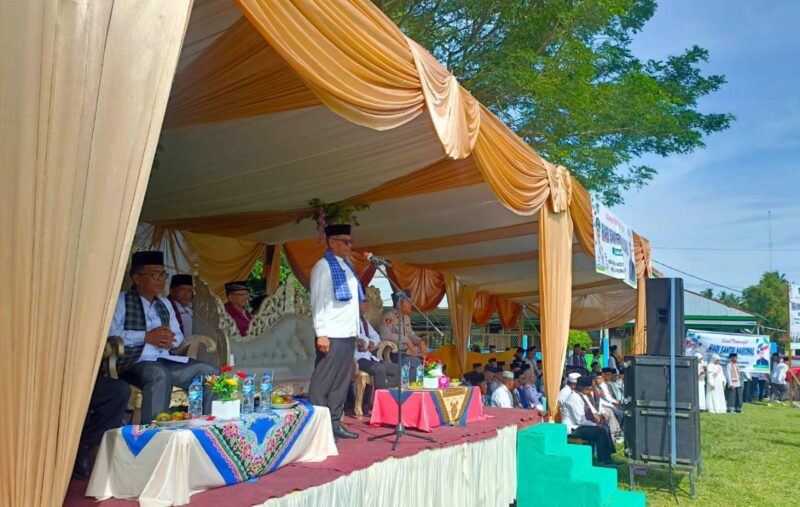 Wakil Bupati Pesisir Selatan Risnaldi Ibrahim saat menjadi Inspektur Upacara peringatan Hari Santri Nasional 2025 di Lapangan Telaga Harapan, Nagari Kambang Barat, Kecamatan Lengayang.