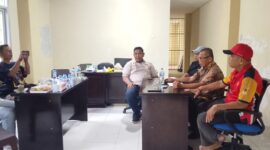 Ketua Tim Penjaringan dan Penyaringan (TPP) Musorkab KONI Pesisir Selatan Gestrojoni saat memberikan keterangan pers di Sekretariat KONI Pesisir Selatan pada Kamis (23/10/2025)