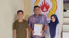 Plt Ketua KONI Pesisir Selatan M Adli bersama dengan atlet yang akan bertanding di POPNAS 2025