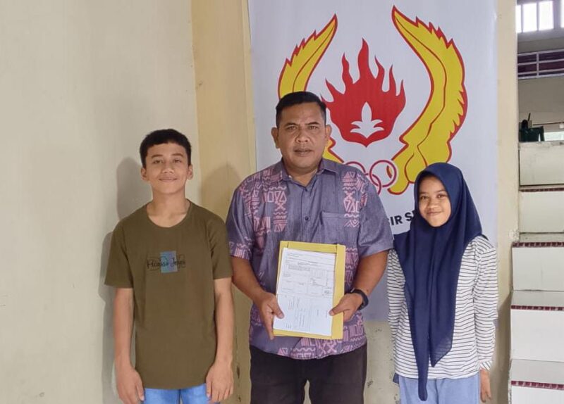 Plt Ketua KONI Pesisir Selatan M Adli bersama dengan atlet yang akan bertanding di POPNAS 2025