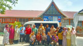 Anggota DPRD Provinsi Sumatera Barat Zarfi Deson foto bersama dengan Kepala SMAN 1 Sutera Yuliwarman, majelis guru dan Komite sekolah seusai penyerahan mobil operasional untuk sekolah tersebut, Sabtu (25/10/2025)