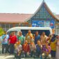 Anggota DPRD Provinsi Sumatera Barat Zarfi Deson foto bersama dengan Kepala SMAN 1 Sutera Yuliwarman, majelis guru dan Komite sekolah seusai penyerahan mobil operasional untuk sekolah tersebut, Sabtu (25/10/2025)