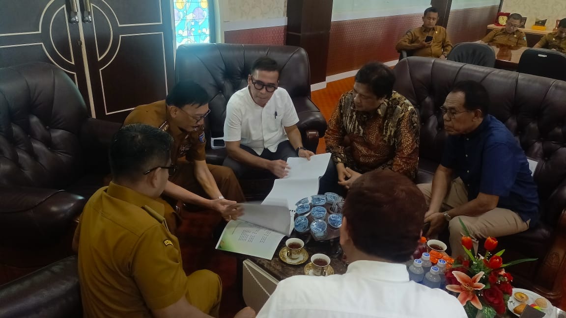Bupati Pesisir Selatan Hendrajoni bersama dengan Wabup Risnaldi Ibrahim dan jajaran saat menerima kunjungan investor pembangunan pabrik kepala sawit yang didampingi oleh Tokoh Pesisir Selatan Alirman Sori di ruang kerja bupati setempat pada Senin (27/10/2025)