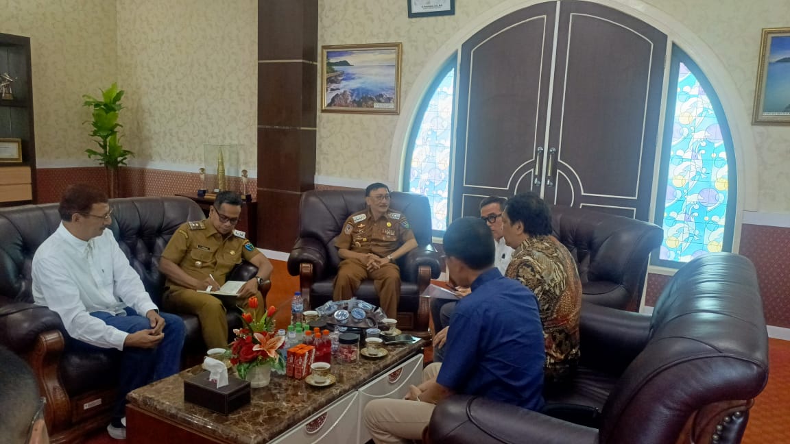 Bupati Pesisir Selatan Hendrajoni bersama dengan Wabup Risnaldi Ibrahim dan jajaran saat menerima kunjungan investor pembangunan pabrik kepala sawit yang didampingi oleh Tokoh Pesisir Selatan Alirman Sori di ruang kerja bupati setempat pada Senin (27/10/2025)