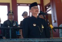 Bupati Pesisir Selatan Hendrajoni Dt Bando Basau saat menjadi inspektur upacara peringatan hari Sumpah Pemuda ke-97 di GOR Ilyas Yakub Painan, Selasa (28/10/2025)