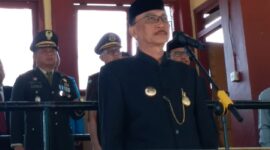 Bupati Pesisir Selatan Hendrajoni Dt Bando Basau saat menjadi inspektur upacara peringatan hari Sumpah Pemuda ke-97 di GOR Ilyas Yakub Painan, Selasa (28/10/2025)