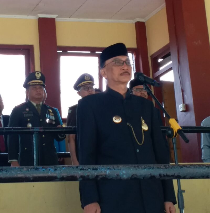 Bupati Pesisir Selatan Hendrajoni Dt Bando Basau saat menjadi inspektur upacara peringatan hari Sumpah Pemuda ke-97 di GOR Ilyas Yakub Painan, Selasa (28/10/2025)