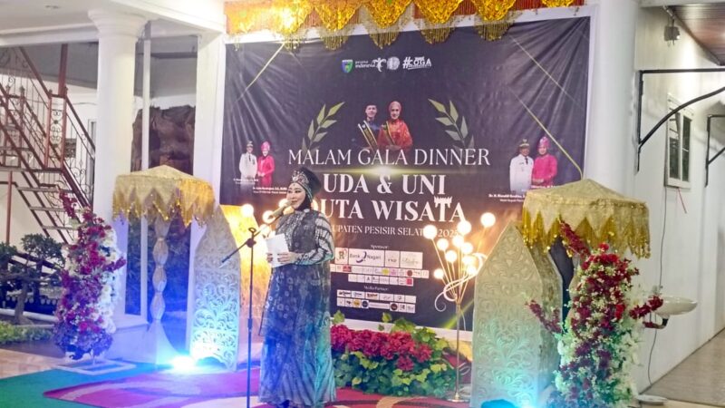 Ketua TP PKK Pesisir Selatan Lisda Hendrajoni saat memberikan sambutan dalam acara Malam Gala Dinner Uda-Uni Duta Wisata Pesisir Selatan di Rumah Dinas Bupati pada Kamis (30/10/2025)