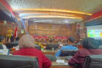 Wakil Bupati Pesisir Selatan Risnaldi Ibrahim saat menghadiri Rapat Dengar Pendapat (RDP) antara DPRD Kabupaten Pesisir Selatan dengan Aliansi Organisasi Mahasiswa Daerah (Ormada) dan Organisasi Kepemudaan (OKP), yang digelar di ruang rapat paripurna DPRD setempat