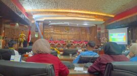 Wakil Bupati Pesisir Selatan Risnaldi Ibrahim saat menghadiri Rapat Dengar Pendapat (RDP) antara DPRD Kabupaten Pesisir Selatan dengan Aliansi Organisasi Mahasiswa Daerah (Ormada) dan Organisasi Kepemudaan (OKP), yang digelar di ruang rapat paripurna DPRD setempat