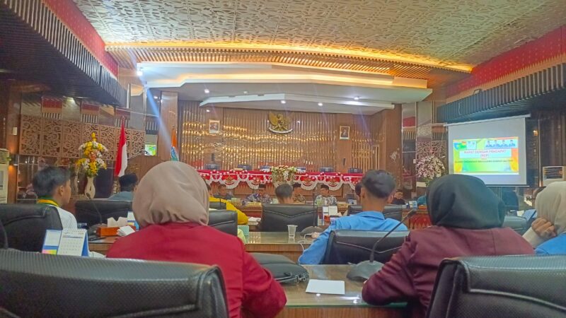 Wakil Bupati Pesisir Selatan Risnaldi Ibrahim saat menghadiri Rapat Dengar Pendapat (RDP) antara DPRD Kabupaten Pesisir Selatan dengan Aliansi Organisasi Mahasiswa Daerah (Ormada) dan Organisasi Kepemudaan (OKP), yang digelar di ruang rapat paripurna DPRD setempat