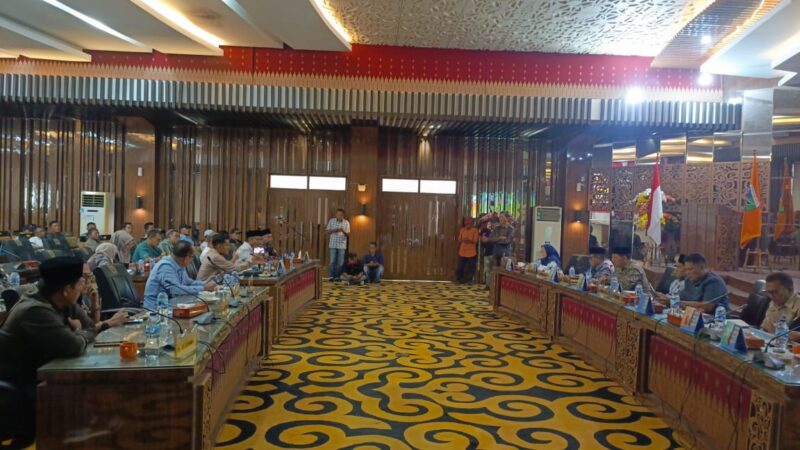 DPRD Pesisir Selatan menggelar Rapat Dengar Pendapat (RDP) dengan Organisasi Masyarakat Inderapura Bersatu di ruang rapat paripurna DPRD setempat, Jumat (31/10/2025) sore