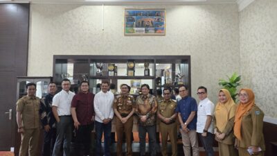 Bupati Pesisir Selatan Hendrajoni bersama dengan Wabup Risnaldi Ibrahim dan jajaran saat menerima kunjungan investor pembangunan pabrik kepala sawit yang didampingi oleh Tokoh Pesisir Selatan Alirman Sori di ruang kerja bupati setempat pada Senin (27/10/2025)