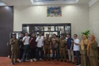 Bupati Pesisir Selatan Hendrajoni bersama dengan Wabup Risnaldi Ibrahim dan jajaran saat menerima kunjungan investor pembangunan pabrik kepala sawit yang didampingi oleh Tokoh Pesisir Selatan Alirman Sori di ruang kerja bupati setempat pada Senin (27/10/2025)