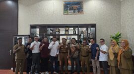 Bupati Pesisir Selatan Hendrajoni bersama dengan Wabup Risnaldi Ibrahim dan jajaran saat menerima kunjungan investor pembangunan pabrik kepala sawit yang didampingi oleh Tokoh Pesisir Selatan Alirman Sori di ruang kerja bupati setempat pada Senin (27/10/2025)