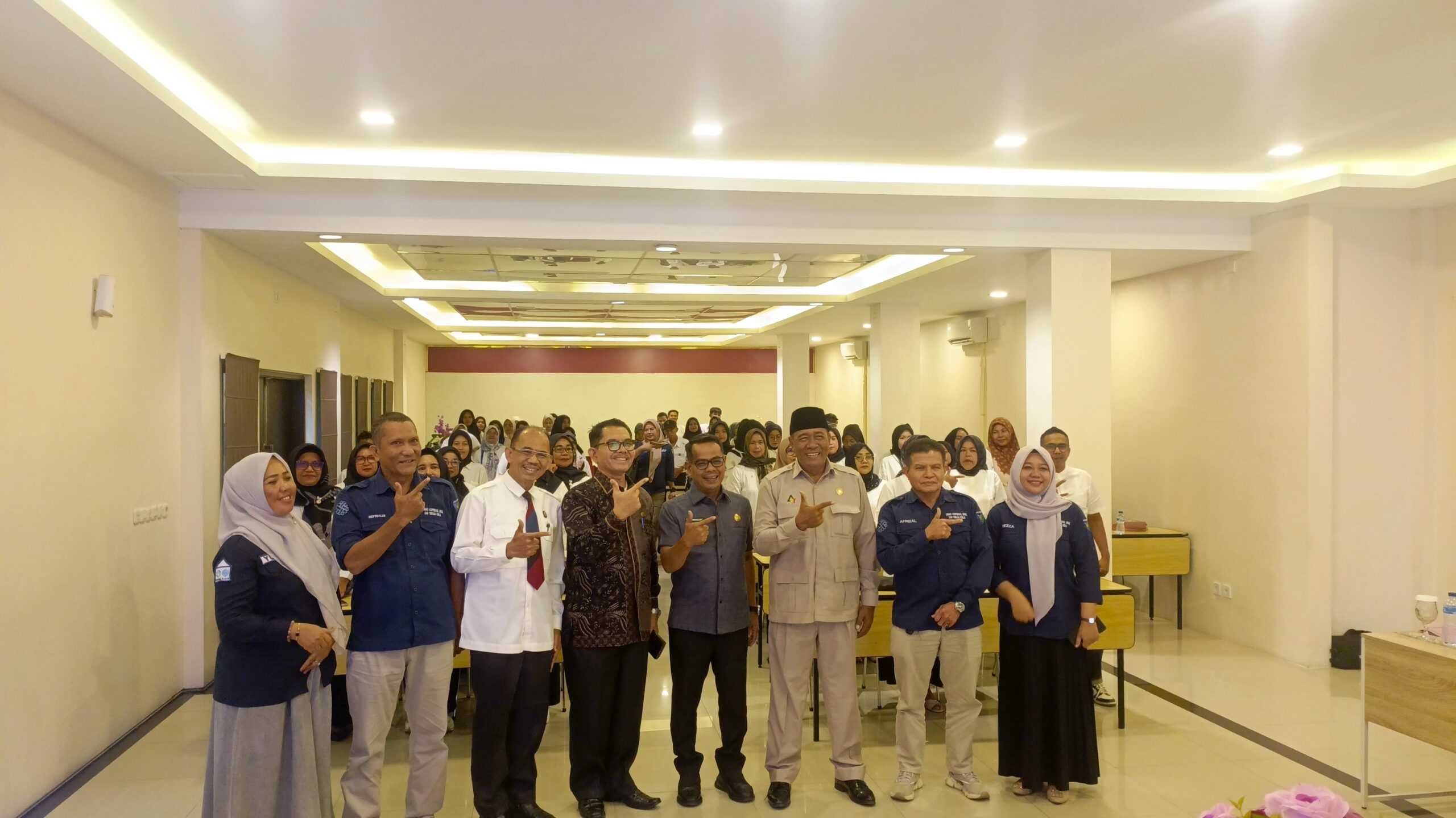 Foto bersama usai pembukaan Pelatihan Peningkatan Pengetahuan dan Keterampilan bagi Tenaga Kerja Mandiri di Hotel Triza Painan, Kamis (6/11/2025)