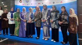 Dengan senyum bangga, tim Aceh menerima penghargaan dari Menteri KKP Sakti Wahyu Trenggono setelah berhasil meraih juara di Lomba Masak Serba Ikan Nasional 2025 @ Hak cipta foto di atas dikembalikan sesungguhnya kepada pemilik foto