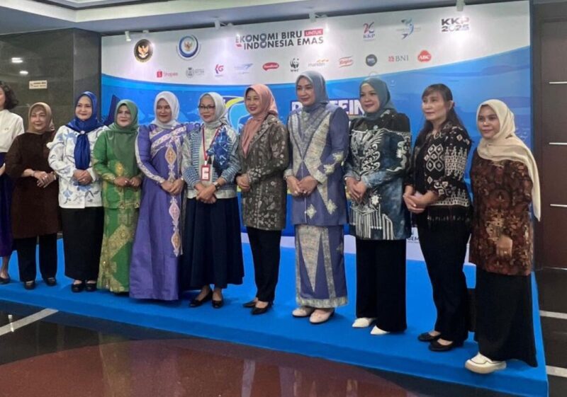 Dengan senyum bangga, tim Aceh menerima penghargaan dari Menteri KKP Sakti Wahyu Trenggono setelah berhasil meraih juara di Lomba Masak Serba Ikan Nasional 2025 @ Hak cipta foto di atas dikembalikan sesungguhnya kepada pemilik foto