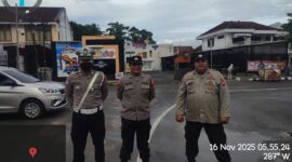 Anggota Polsek Rangkasbitung bersama Satuan Lalu Lintas Polres Lebak membuat kemacetan di Alun-Alun Rangkasbitung

