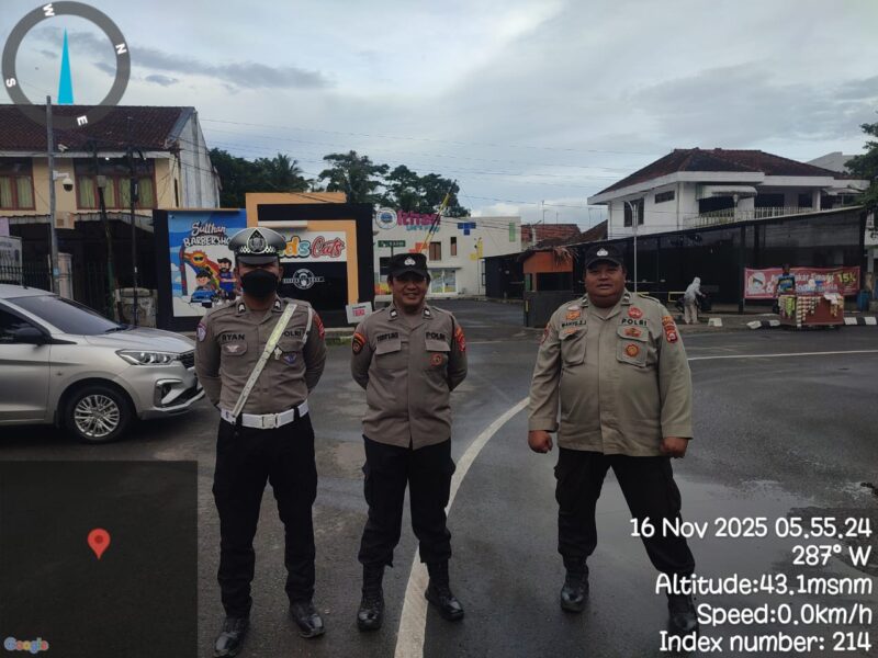 Anggota Polsek Rangkasbitung bersama Satuan Lalu Lintas Polres Lebak membuat kemacetan di Alun-Alun Rangkasbitung

