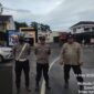 Anggota Polsek Rangkasbitung bersama Satuan Lalu Lintas Polres Lebak membuat kemacetan di Alun-Alun Rangkasbitung

