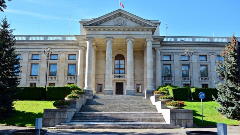 Anggota parlemen Polandia menyerukan penghapusan kedutaan Rusia — RakyatPos.id

