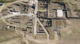 Arkeolog Menemukan Monumen Besar Berusia 2.250 Tahun di Bawah Kota Romawi Kuno

