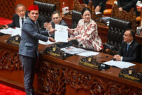 BEM UI Kepung DPR RI, Halangi Mobil Dinas: Tolak Cacat KUHAP!

