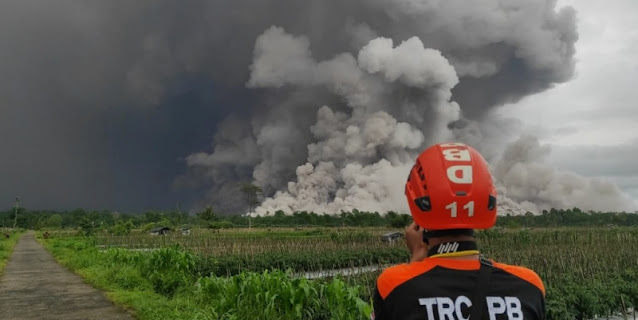 BNPB Evakuasi 300 Warga Terdampak Letusan Semeru

