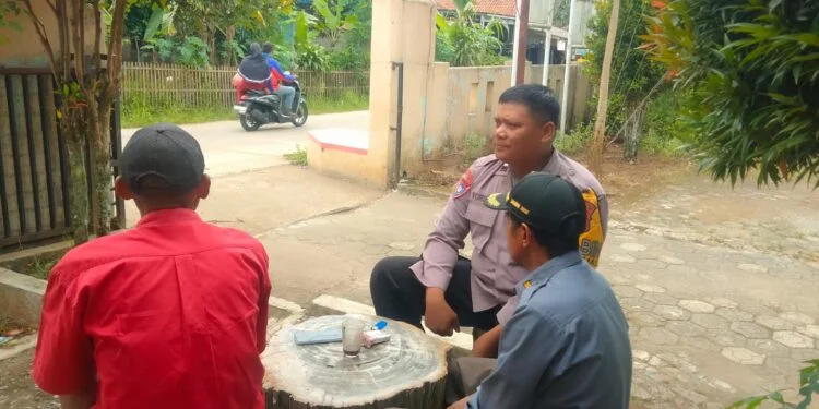Bhabinkamtibmas Polres Maja Polres Lebak Silaturahmi dengan Warga Desa Binaannya

