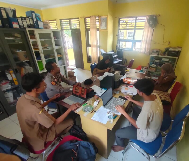 Bhabinkamtibmas, Polsek Mancak, Polres Cilegon Aktif Lakukan Kunjungan dan Silaturahmi ke Kantor Desa

