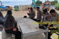 Bhabinkamtibmas, Polsek Mancak, Polres Cilegon Laksanakan Kegiatan Sambang dan Koordinasi terkait Peraturan Gubernur Banten yang melarang dump truck melintas pada jam tertentu.

