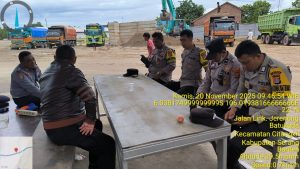 Bhabinkamtibmas, Polsek Mancak, Polres Cilegon Laksanakan Kegiatan Sambang dan Koordinasi terkait Peraturan Gubernur Banten yang melarang dump truck melintas pada jam tertentu.

