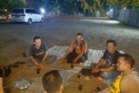Bhabinkamtibmas mengunjungi patroli malam untuk menyampaikan pesan keamanan dan ketertiban

