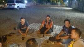 Bhabinkamtibmas mengunjungi patroli malam untuk menyampaikan pesan keamanan dan ketertiban

