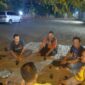 Bhabinkamtibmas mengunjungi patroli malam untuk menyampaikan pesan keamanan dan ketertiban

