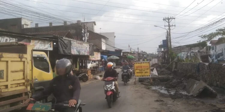 Cegah Kemacetan Pagi, Polsek Panongan Jaga Ketegasan dan Kendalikan Lalu Lintas di Pasar Korelet –

